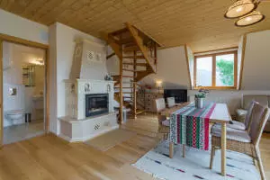 Apartmán HANKA - Moderní jídelna se světlým nábytkem